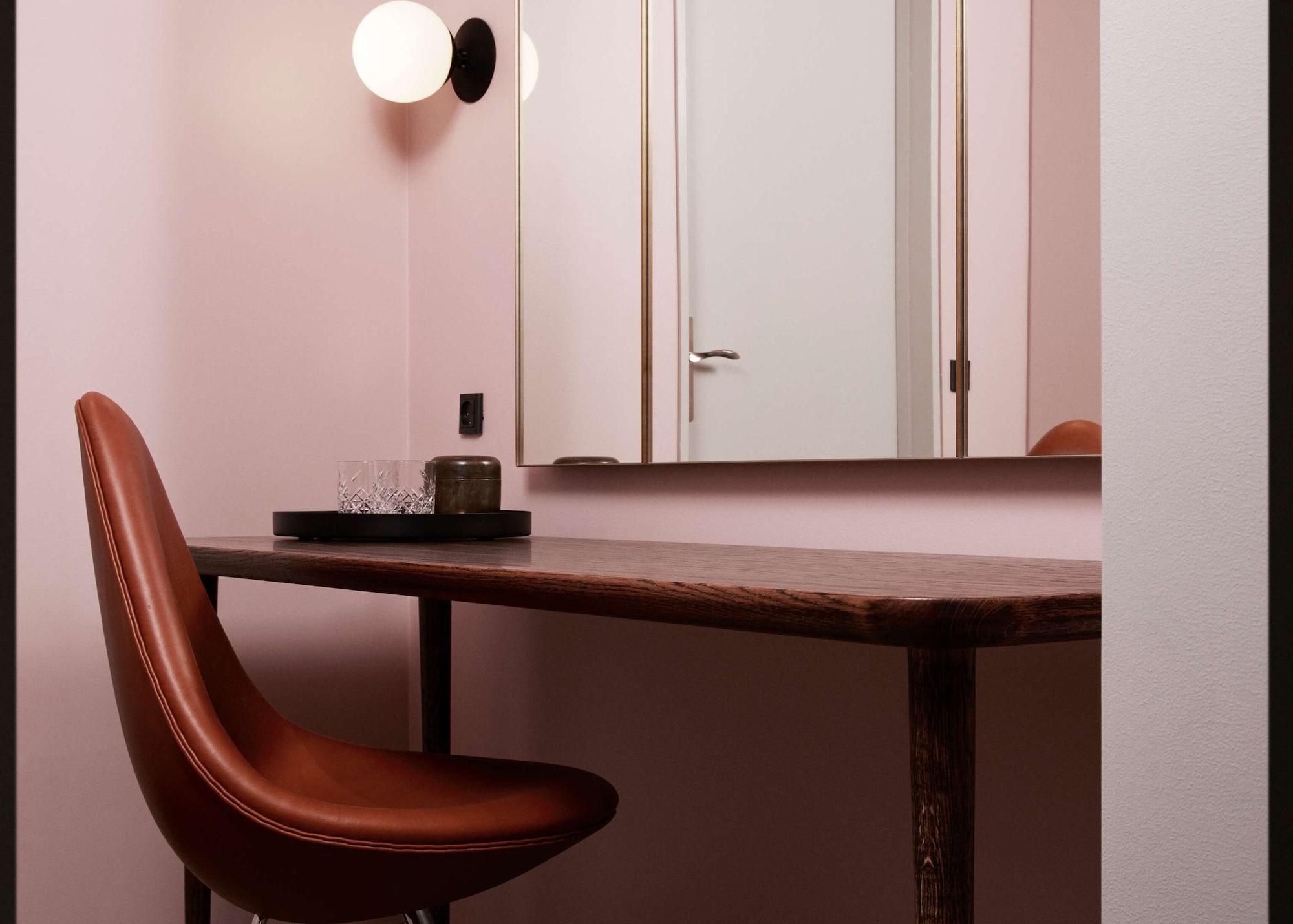 Radisson Collection Royal Hotel, Copenaghen Esterno foto A table and chair in a room