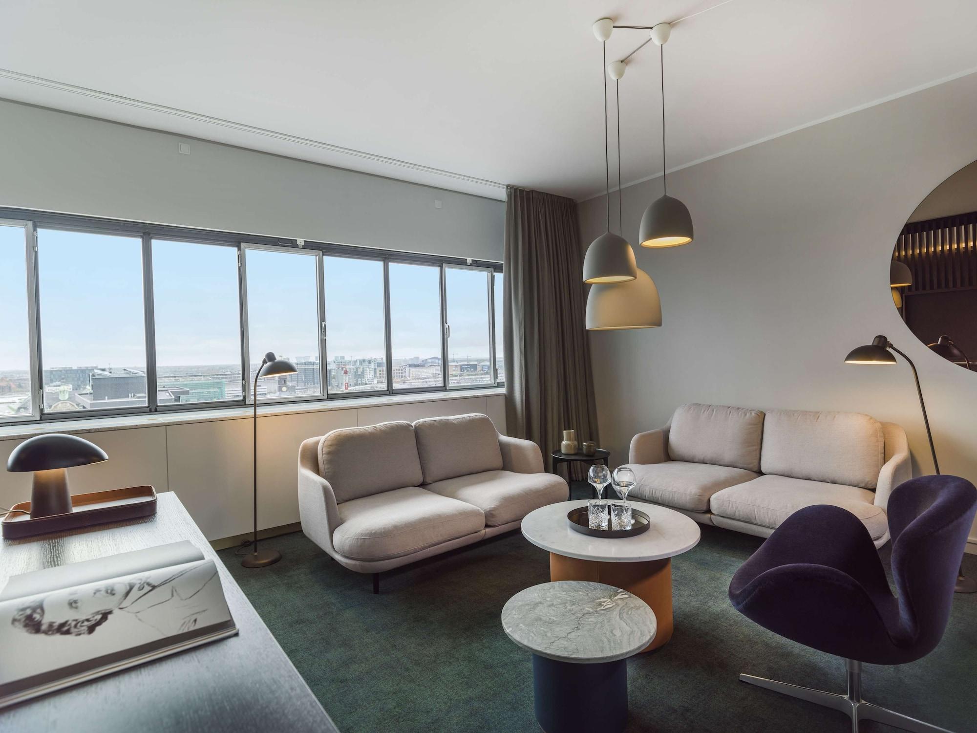 Radisson Collection Royal Hotel, Copenaghen Esterno foto The living room of a suite at the hotel
