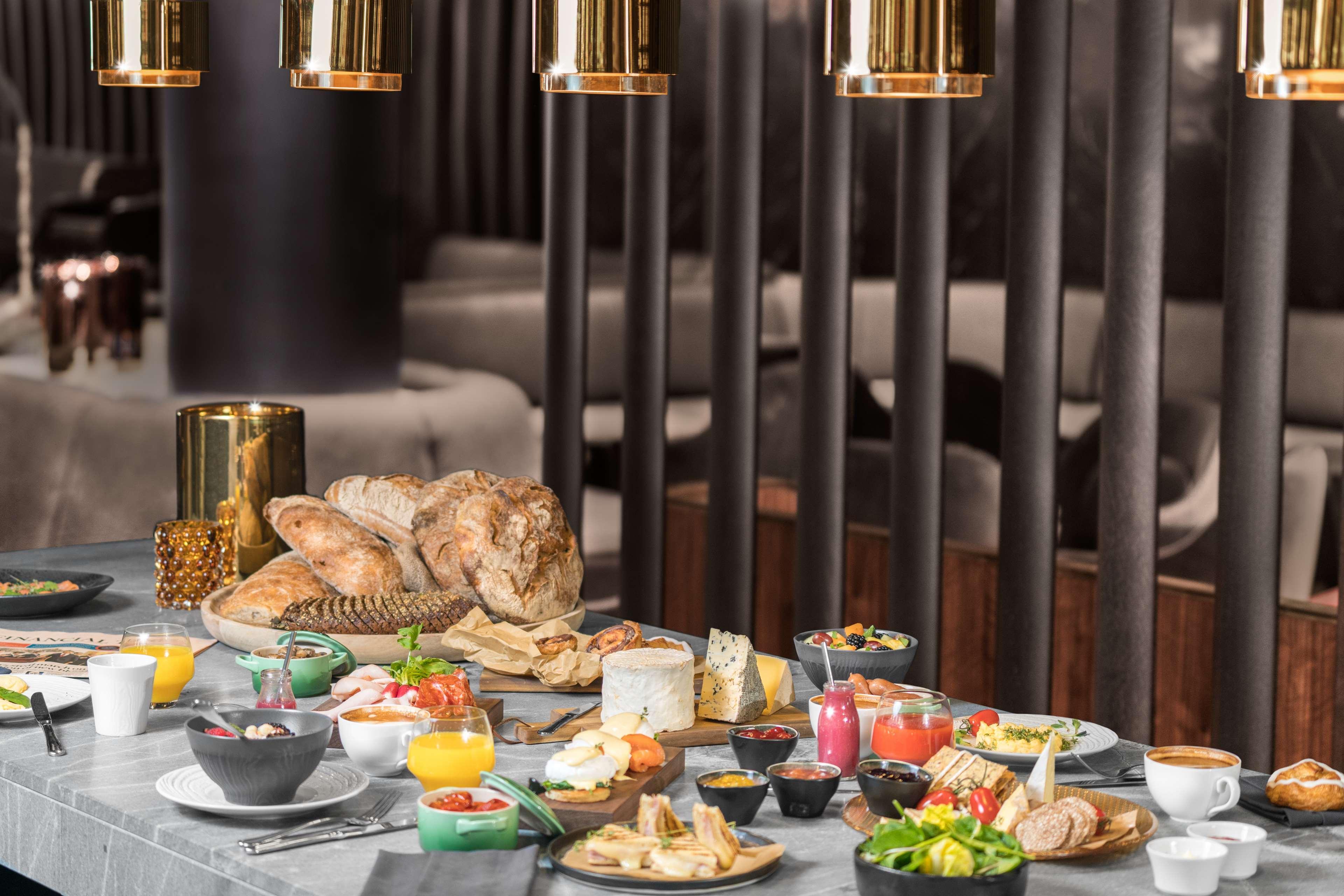 Radisson Collection Royal Hotel, Copenaghen Esterno foto A buffet at a restaurant