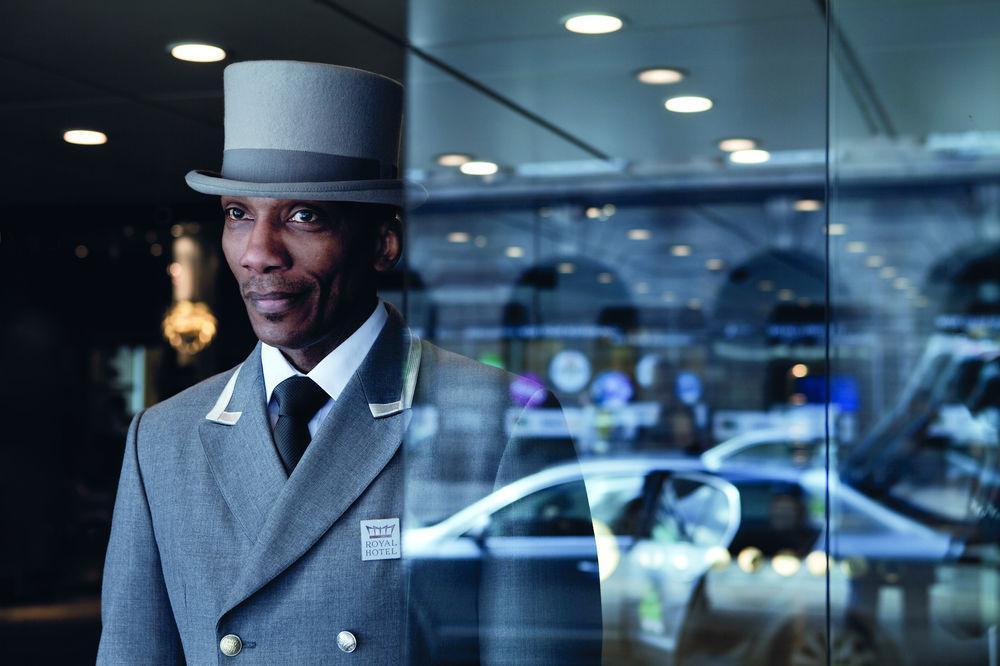Radisson Collection Royal Hotel, Copenaghen Esterno foto A butler at the airport