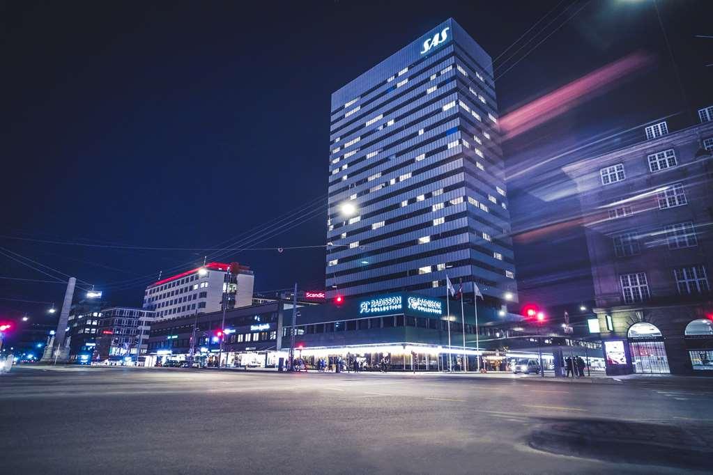 Radisson Collection Royal Hotel, Copenaghen Esterno foto The station building at night